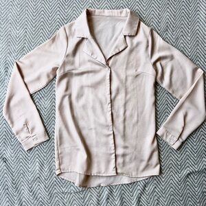 Silky feel off-white button up top | size small